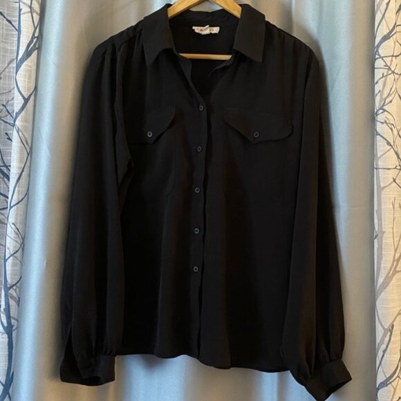 Flowy Blouse with wrist cuffs - Picture 1 of 6